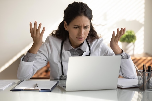 Profesional de salud frustrada gestionando casos GES en Excel